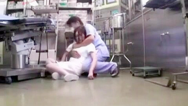 アジア人看護師が病院で秘めた性欲を爆発させる