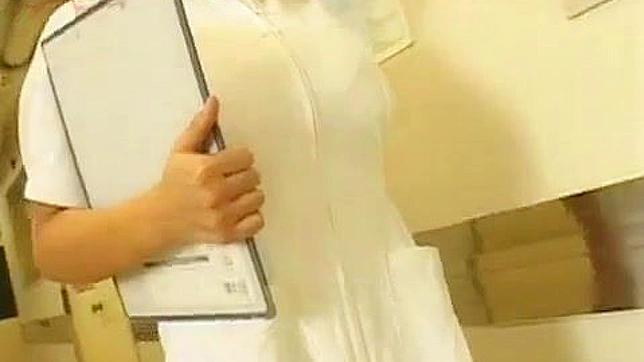 巨乳看護師・田中ひとみが病院のエレベーターで患者たちに手マンされ、ぶっかけられる