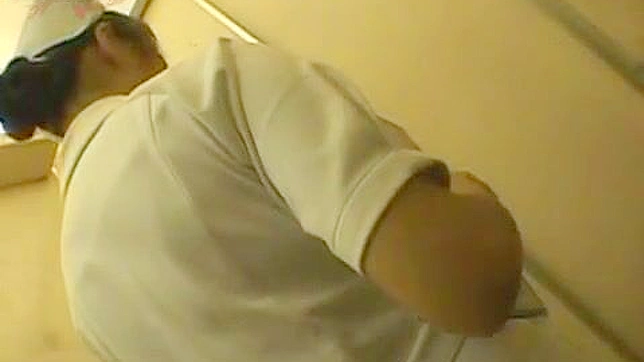 巨乳看護師・田中ひとみが病院のエレベーターで患者たちに手マンされ、ぶっかけられる