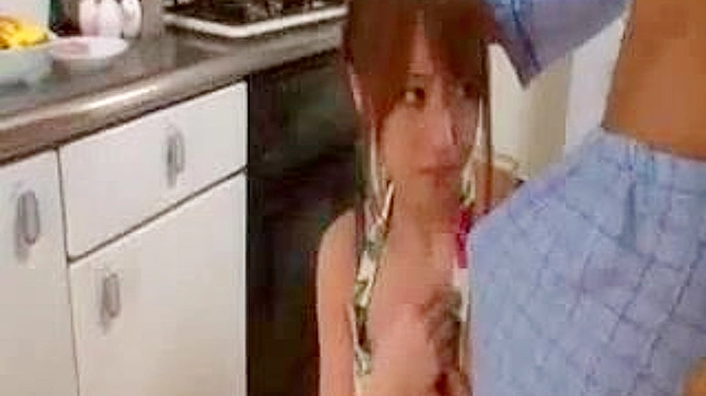セクシー熟女がアジア人のエロビデオで料理のジレンマを解決する