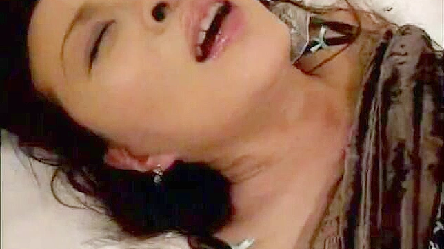 セクシー熟女が息子のバディに乱暴されるワイルド・アジアン・ポルノ・ビデオ