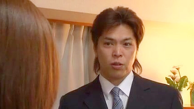 日本で夫のセクシーな妻が他の男に犯されるのを見る