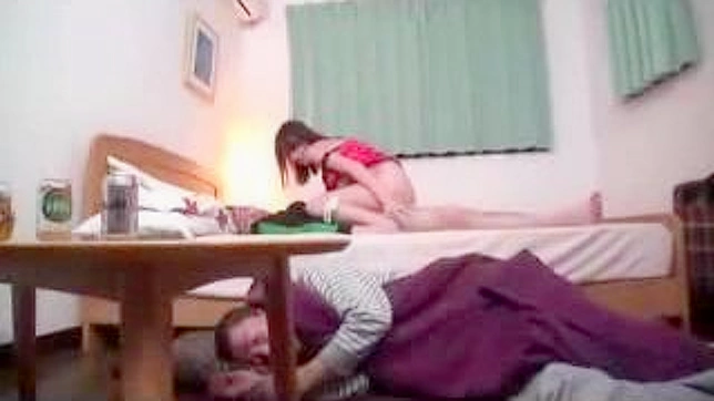近親相姦のパジャマ・パーティーで、居眠りしている隣人とセックスする