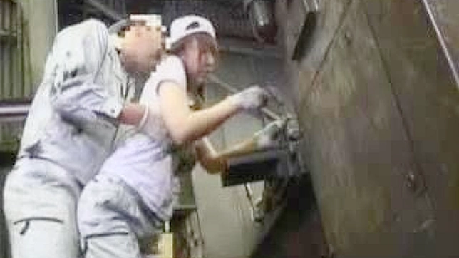 セクシーな巻き寿司 - 新人ティーン工場労働者が職場で先輩シェフに利用され犯される