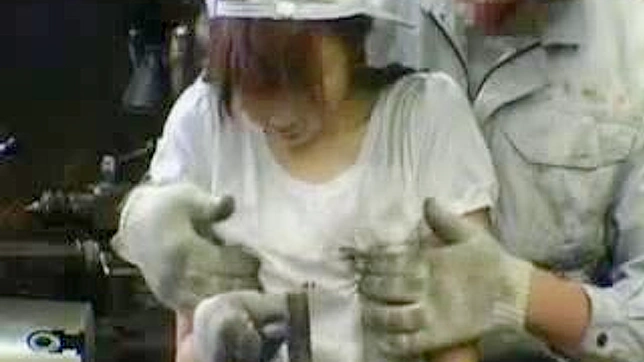 セクシーな巻き寿司 - 新人ティーン工場労働者が職場で先輩シェフに利用され犯される