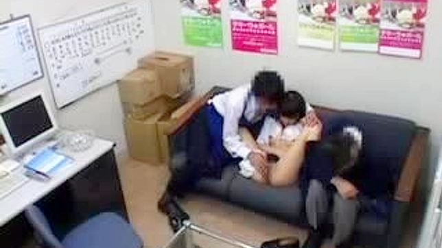 JAV Shopgirl Revenge - 女の子がスチームセックスを楽しんでいる間、男の子は罰を受ける。