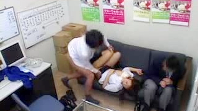 JAV Shopgirl Revenge - 女の子がスチームセックスを楽しんでいる間、男の子は罰を受ける。