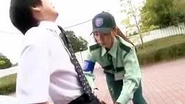 アジア人の女性警官がスピード違反に厳しい罰を与える