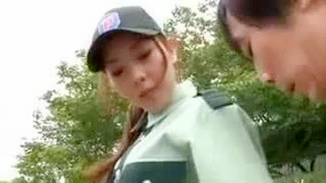 アジア人の女性警官がスピード違反に厳しい罰を与える