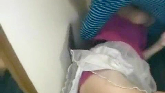 日本のポルノビデオ - パーティーで気絶した女の子と口でしている