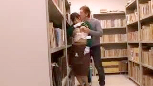 図書館での奔放な情熱 - 淫らな司書がいたずらな生徒に連れ去られる