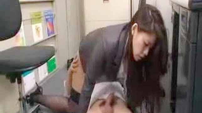 無邪気な日本人の少女が職場でワイルドな性的冒険をする