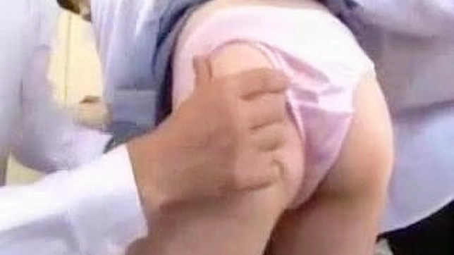 日本のティーンエイジャーの毛深いマンコが舐められ、指を入れられる