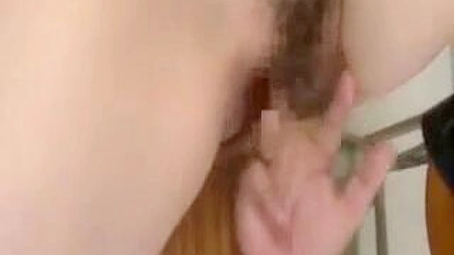 日本のティーンエイジャーの毛深いマンコが舐められ、指を入れられる