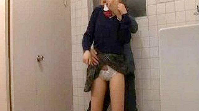 公衆の面前で-警官がトイレでJAV少女を使用する