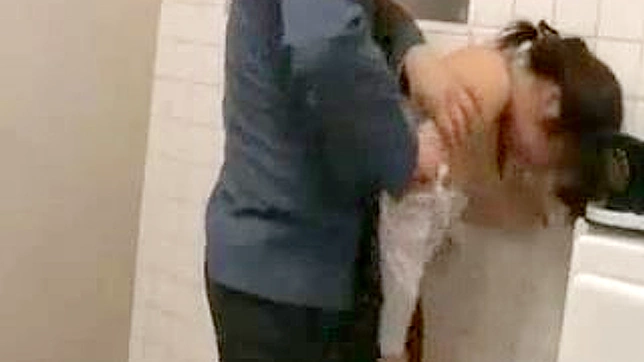 公衆の面前で-警官がトイレでJAV少女を使用する