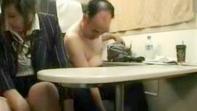 変態乗客が列車のスチュワーデスに乱暴なセックスを挑む