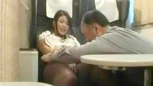 変態乗客が列車のスチュワーデスに乱暴なセックスを挑む