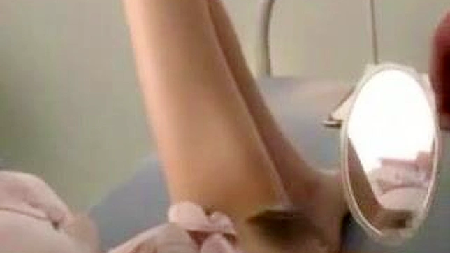 セクシーな看護婦がアジアン・ポルノでムラムラした医師に全身検査を受ける