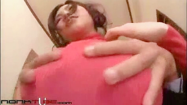 セクシーなオリエンタル・ポルノ・ビデオで巨乳の主婦がテーラーボーイに採寸される