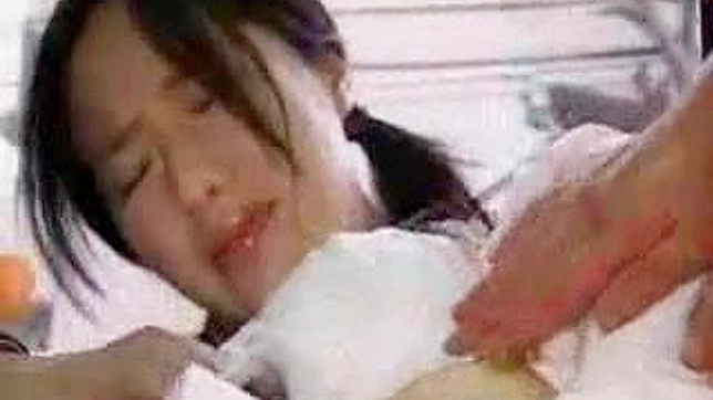 日本の少女が公共バスで体を触られ、激しく犯される