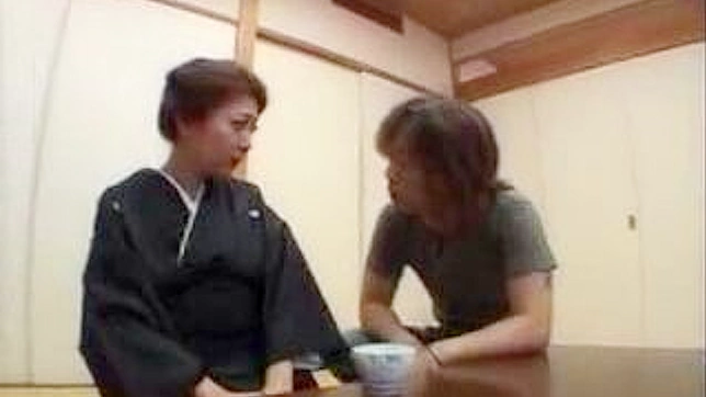 日本の熟女が若い恋人に体を触られる