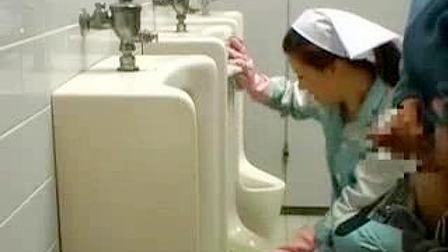 日本のポルノビデオで汚れた他人がトイレ掃除の女性を犯す