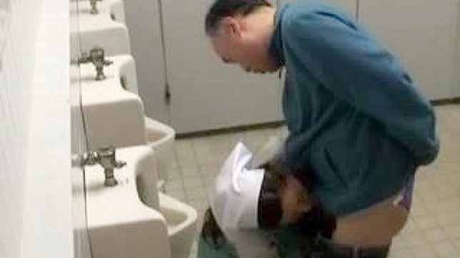 日本のポルノビデオで汚れた他人がトイレ掃除の女性を犯す