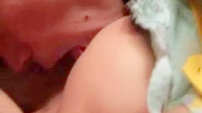 アジアン・ポルノ・ビデオで母親が衝撃的な発見をする