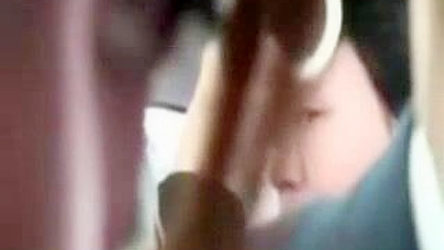 巨乳熟女が日本の公共バスでオタクに体を触られる