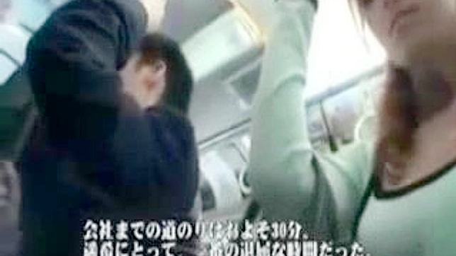 巨乳熟女が日本の公共バスでオタクに体を触られる