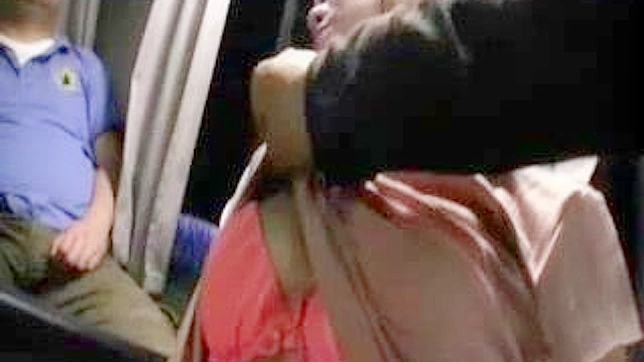 アジアの眠たそうな熟女がバスの中で体を触られる