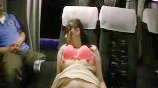 アジアの眠たそうな熟女がバスの中で体を触られる