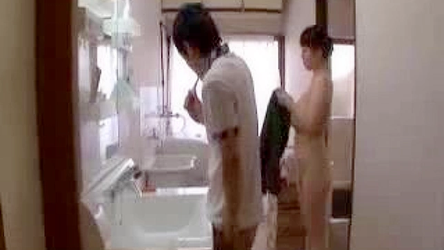 セクシー熟女が義理の息子を誘惑し、バスルームで蒸し風呂に入る