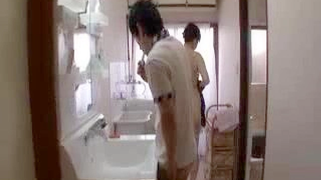 セクシー熟女が義理の息子を誘惑し、バスルームで蒸し風呂に入る