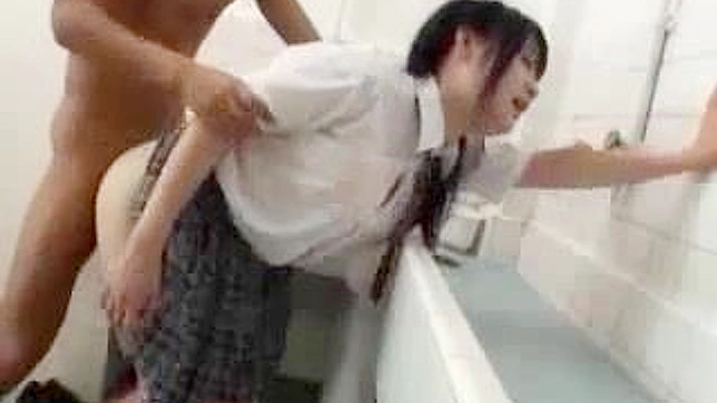 JAV女子校生がトイレの個室で犯される