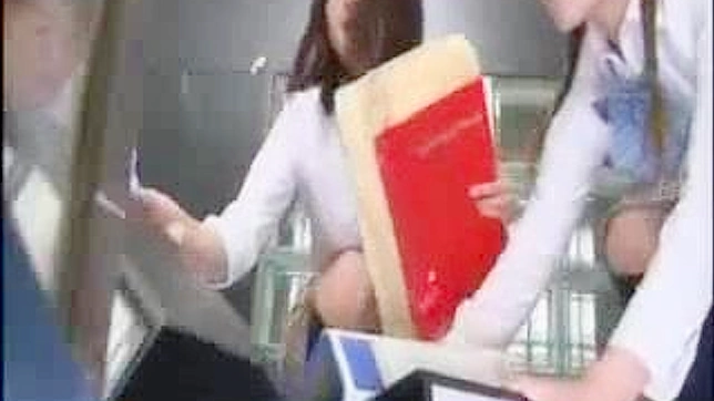 セクシーな女子校生がアジアン・ポルノ・ビデオで同級生を誘惑する