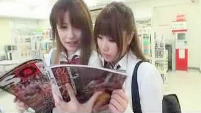セクシーな学生がエロ雑誌を秘密裏に探索する