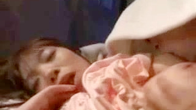 寝ている夫の妻が日本のホットなAVで友人に犯される