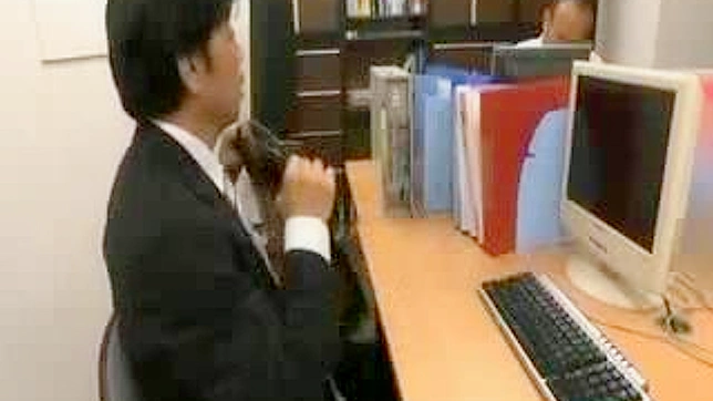 欲望のボタンを外す - 日本での蒸し暑いオフィスでの情事