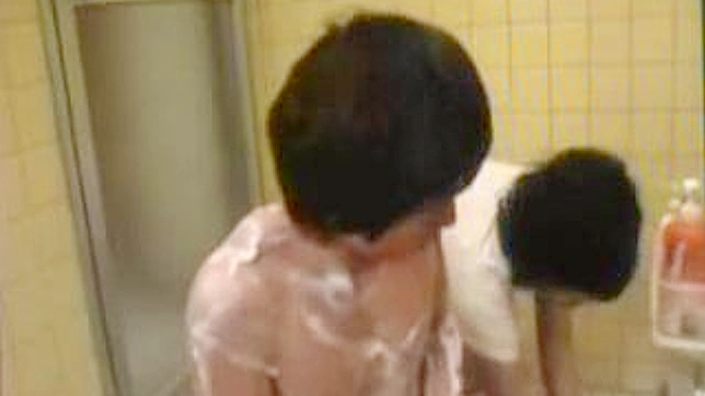 日本の蒸し暑いシーン - 恥ずかしがり屋の義理の息子が、魅惑的な義理の母に援助される