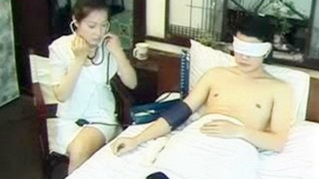 看護師の官能的なタッチが若い患者の熱を治した（日本