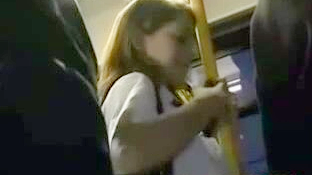 JAVバスの中で10代の少女がフィスト＆ファックされる