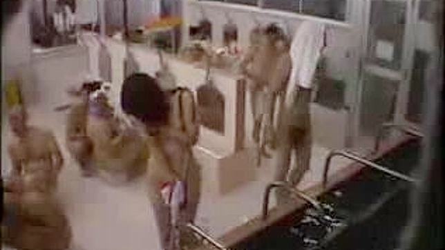 公衆浴場でのセクシーティーン・スキャンダル！アジア人の服が滑り落ちる。