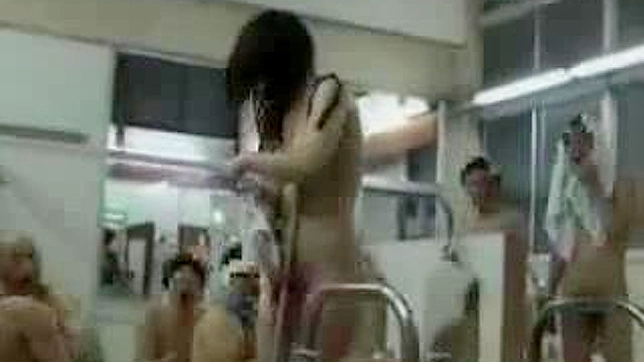 公衆浴場でのセクシーティーン・スキャンダル！アジア人の服が滑り落ちる。