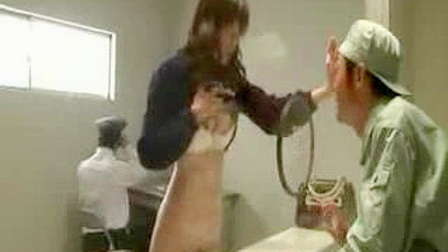 いたずらな訪問 - 日本の少女が囚人部屋でヌードになる
