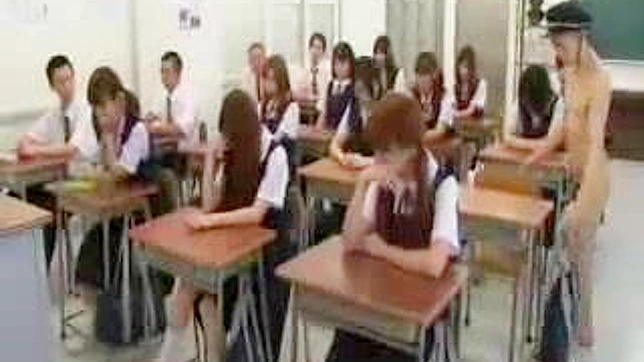セクシーな女子校生が公衆の面前でヌードになる！東洋の転校生、ワイルドなCFNMアドベンチャー