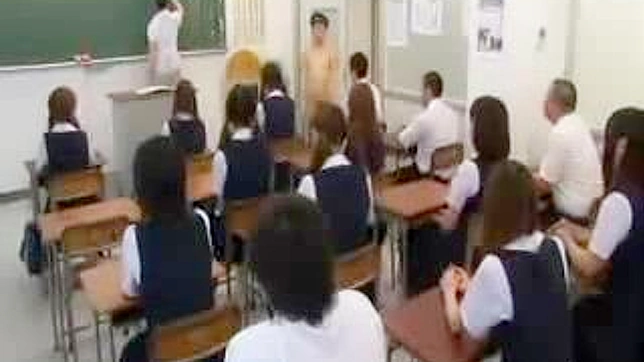 セクシーな女子校生が公衆の面前でヌードになる！東洋の転校生、ワイルドなCFNMアドベンチャー