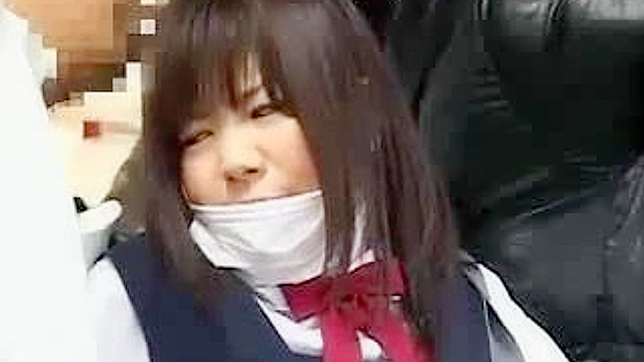 日本の純真さを探る - バスで体を触られオーガズムに達した10代女性