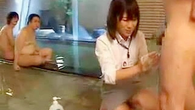 温泉でシャイなアジア人従業員による官能的な手コキ